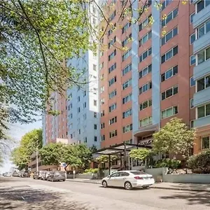 Tranquil 2br Downtown Condo, Parking, King Bed Apartment